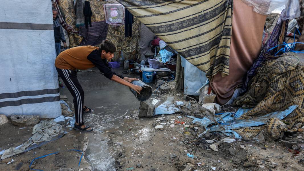 Gazze’de üç günlük yağış, Filistinlilerin çadırlarını su altında bıraktı 13